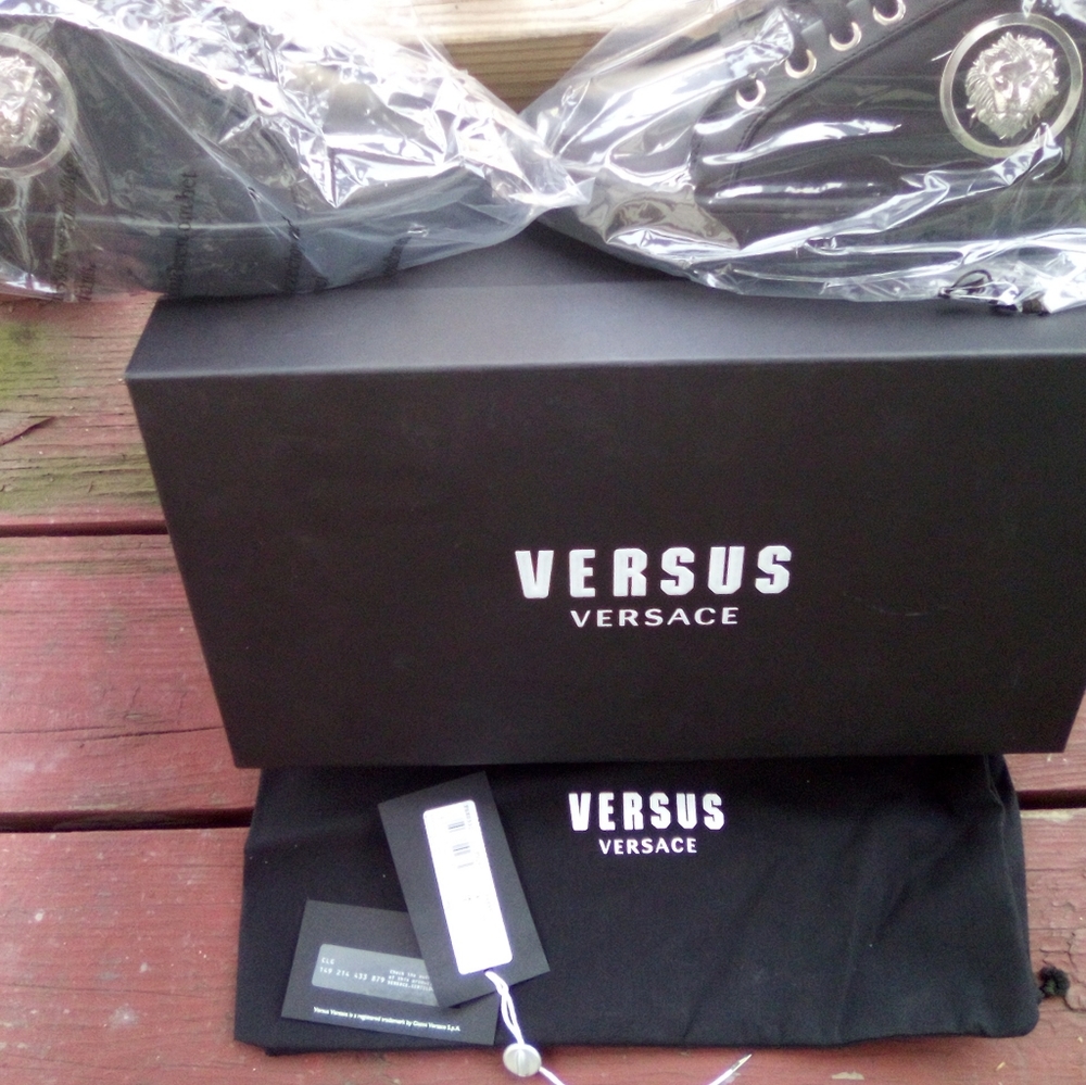 Versus shoes